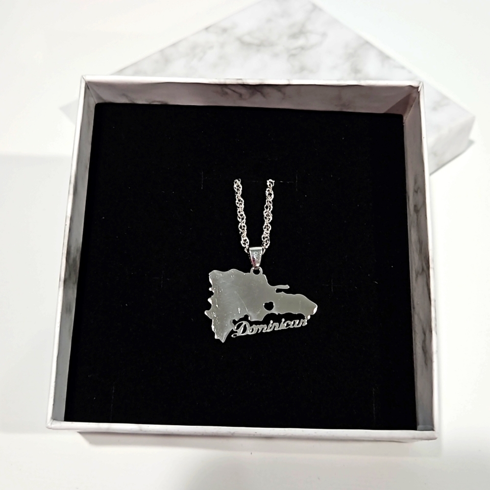 NWOT Dominican Heart Necklace